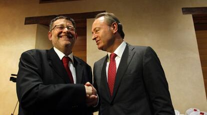 Ximo Puig y Alberto Fabra, en un acto institucional en las Cortes Valencianas en abril de 2012. 