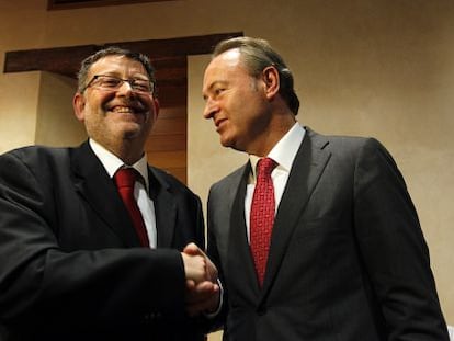 Ximo Puig y Alberto Fabra, en un acto institucional en las Cortes Valencianas en abril de 2012. 