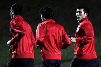 Los chilenos Isla, Matías Fernández y Medel, en el entrenamiento de ayer de Chile.