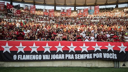 Torcida do Flamengo homenageou vítimas do incêndio em fevereiro, no Maracanã.