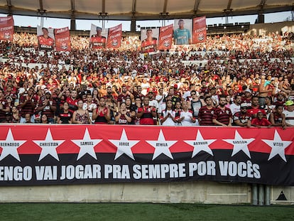 Torcida do Flamengo homenageou vítimas do incêndio em fevereiro, no Maracanã.