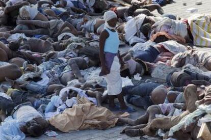 Decenas de cadáveres se apilan en la calle junto al edificio de la morgue en Puerto Príncipe, totalmente desbordado por el constante traslado de cuerpos.