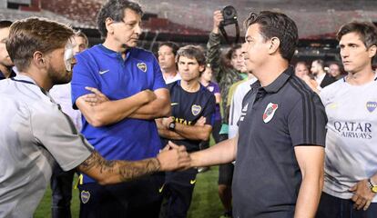 O técnico do River, Marcelo Gallardo, cumprimenta Gonzalo Lamardo, que ficou ferido no ataque ao ônibus do Boca.