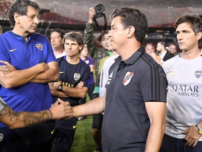 O técnico do River, Marcelo Gallardo, cumprimenta Gonzalo Lamardo, que ficou ferido no ataque ao ônibus do Boca.