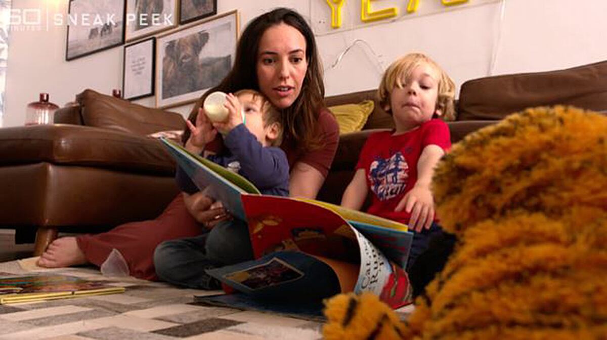 Stella Morris con sus hijos y los de Julian Assange. Imagen del programa de televisión '60 minutes Australia'.