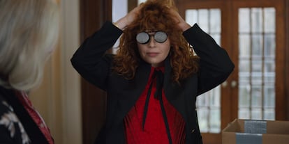 Lyonne y su camisa roja de &Other Stories (vestuario le ha añadido un lazo negro), flechazo instantáneo.