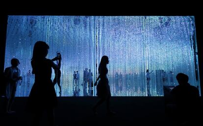 Visitantes viven la experiencia de la instalación artística 'Wander through the Crystal Universe' ('Vagar por el universo de cristal') presentado por el colectivo artístico teamLab en el evento 'A World of Wonders' en la exposición Odaiba Minna no YUME-TAIRIKU 2016, en Tokio (Japón).