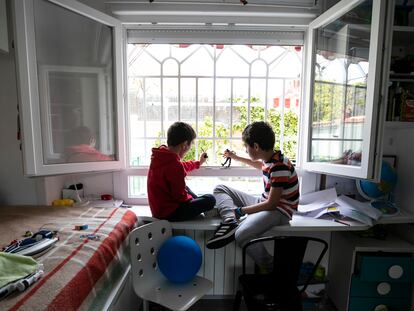 Niños confinados en su casa de Madrid por el estado de alarma por el coronavirus.