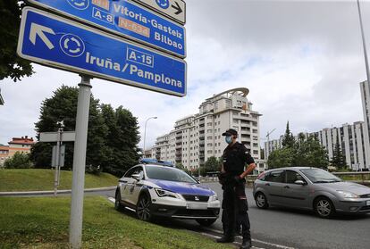 La Ertzaina durante el dispositivo montado este jueves a la salida de San Sebastián para tratar de encontrar al hombre huido.