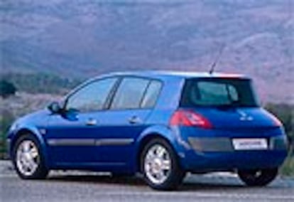 El nuevo Mégane es más alto que el anterior y sigue las tendencias de los Peugeot 307 y Fiat Stilo. Pero se desmarca con una zaga de diseño revolucionario que define su personalidad.