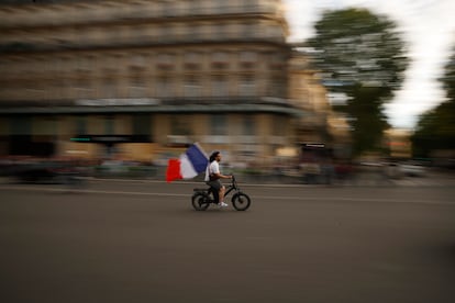 Un hombre montado en bicicleta recorre las calles del centro de París tras los resultados electorales, el 7 de julio. 