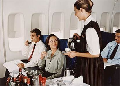 Pasajeros de Iberia, durante un servicio de comida a bordo.