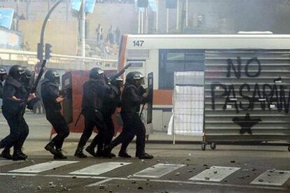 La casa de Cornellá donde se ha producido la batalla campal entre cien <i>okupas</i> y agentes antidisturbios.