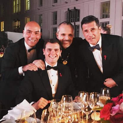 Miguel Bosé, Albert Rivera y Kike Sarasola y su marido, Carlos Marrero. Ambos, al frente de la cadena de hoteles Room Mate que fue premiada anoche por por ser un ejemplo de responsabilidad social con su campaña Room to Help, creada para recaudar fondos para la investigación de la vacuna del VIH y con la que han conseguido recaudar 60.000 euros.