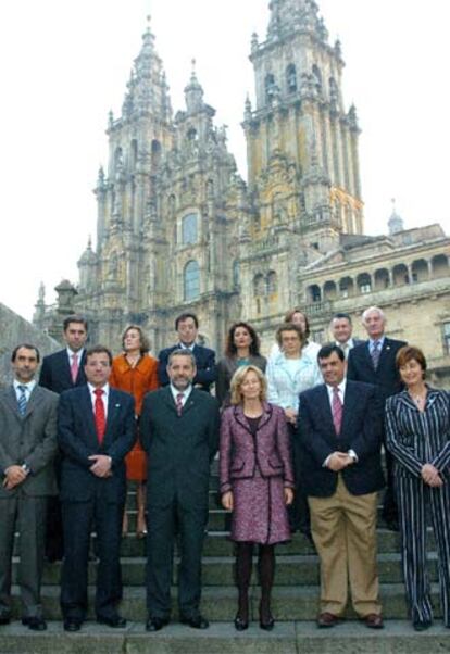 Elena Salgado (tercera desde la derecha), con los consejeros de Sanidad, en Santiago.