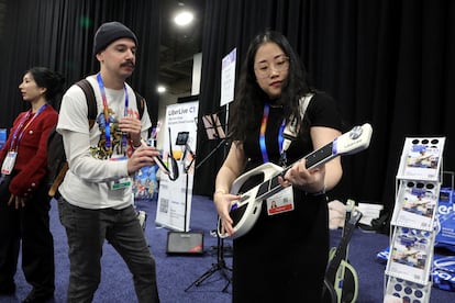 Yuan Zhuang, gerente de relaciones públicas de LiberLive, toca una guitarra sin cuerdas 'LiberLive C1'. 