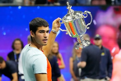 Carlos Alcaraz levanta el trofeo del US Open conseguido este domingo, su primer Grand Slam con 19 años.