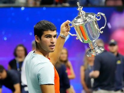 Carlos Alcaraz levanta el trofeo del US Open conseguido este domingo, su primer Grand Slam con 19 años.