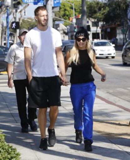 Calvin Harris y Rita Ora paseando por Los Ángeles en el 2013.