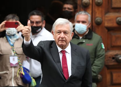 Andrés Manuel López Obrador, saluda después de votar. 