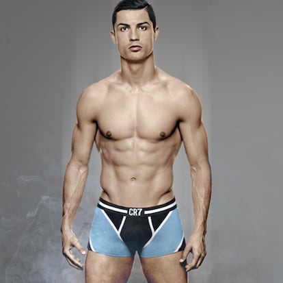 <strong>Su historia con la ropa interior.</strong> El jugador del Real Madrid cuenta con su propia colección de ropa interior, CR7 Underwear. Y para él es tan importante que además está implicado en el diseño de la misma. "La ropa interior es lo primero que te pones por la mañana. Sentirte cómodo con ella es fundamental para empezar el día a tope. Una buena prenda íntima es un chute de autoestima", declara el futbolista.
<strong>Lo que podemos aprender.</strong> El surrealismo ha llegado a la ropa interior. El juego de formas y colores de los calzoncillos que lleva Cristiano Ronaldo (32 años, Portugal) traiciona al subconsciente. Parece que lleva unos 'slips' (el triángulo, en negro), pero en realidad son unos 'boxer' ajustados a las piernas.