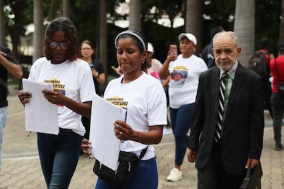 Familiares de los adolescentes detenidos se reúnen para presentar un amparo ante el Tribunal Supremo de Justicia, el 3 de octubre en Caracas (Venezuela).