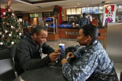 Un administrativo y un militar en una cafetería en la base militar