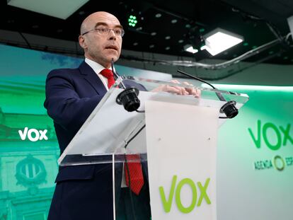 El vicesecretario jurídico de Vox, Jorge Buxadé, en la rueda de prensa de este martes en la que pidió que el Supremo reactive las órdenes europeas de detención contra Puigdemont.