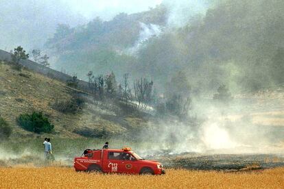 Un retén de voluntarios colabora con los bomberos para controlar el incendio cerca de la Cueva de los Casares, Guadalajara, en 2005.