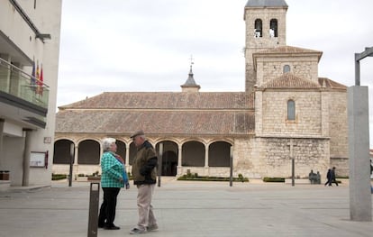 Dos vecinos conversan en una plaza de Torres de la Alameda.