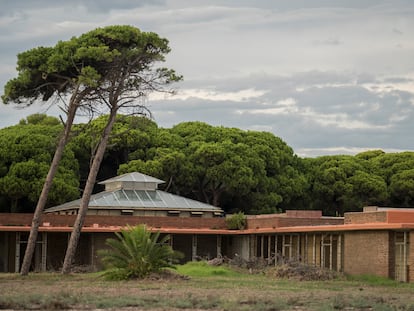 Edificio de Coderch para la sede del club de golf de El Prat, abandonado desde 2000, cuando Aena compró los terrenos para ampliar el aeropuerto de El Prat.