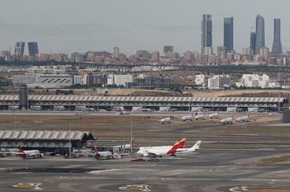 Vista de un avión en el aeropuerto de Adolfo Suárez Madrid-Barajas.