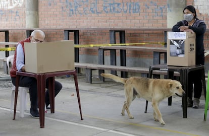 Carlos Mesa, según los sondeos, ha quedado segundo, con alrededor del 30% de los votos. En la imagen, el expresidente y candidato del partido Comunidad Ciudadana, en una cabina de votación.