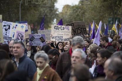 Uno de los carteles que han mostrado los manifestantes durante la marcha en Barcelona.