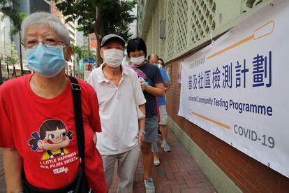 Ciudadanos esperan para hacerse un test de covid, este lunes en el centro de Hong Kong.