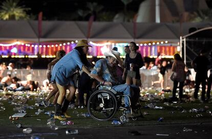 Un hombre en silla de ruedas recibe ayuda para abandonar el festival.
