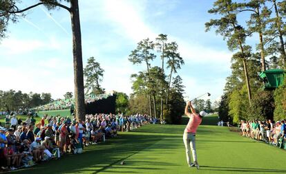 Justin Rose es observado por el público durante el Masters de Augusta.