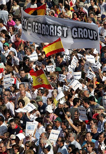 Imagen de la manifestación que recorrió ayer las calles de Madrid contra la negociación con ETA.