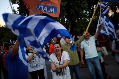 En una primera reacción a la televisión pública, el ministro adjunto de Seguridad Social, Dimitris Stratulis, afirmó que el pueblo ha dicho "no" a la campaña del miedo, ha rechazado la propuesta de los acreedores, lo que refuerza la posición del Gobierno en las negociaciones. En la imagen, partidarios del 'No' muestran su alegría en Atenas.