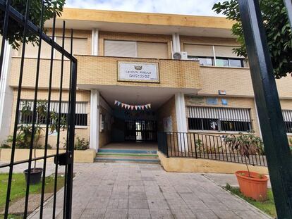 Entrada principal del colegio Tartesos, en San Juan