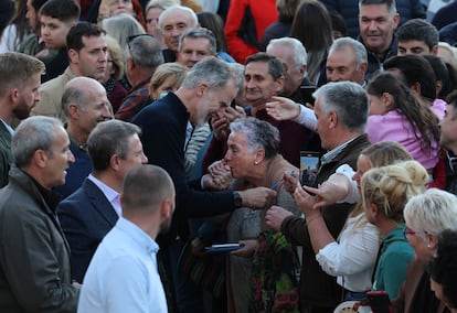 Una mujer besa la mano del rey Felipe en Letur, Albacete, durante la visita de los monarcas a la localidad. 