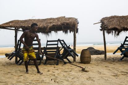 Todas las mañanas, los jóvenes de Bureh Beach preparan la playa para empezar el día. Mientras que Sheriff se encarga del desayuno, otros limpian la arena. 