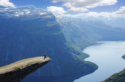 El mirador de Trolltunga, en la región de Stavanger, se encuentra a 700 metros sobre el lago de Ringedalsvatnet.