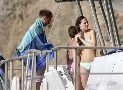Cuando aún eran novios, Guillermo de Inglaterra y Kate Middleton fueron pillados durante unas vacaciones a bordo de un barco en el Caribe. La ahora duquesa de Cambridge lucía un discreto biquini de triángulo.