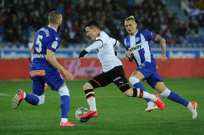 Gameiro avanza entre los defensores del Alavés