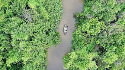 Una canoa navega por el río Jejui-mí, uno de los que cruzan Mbaracayú.