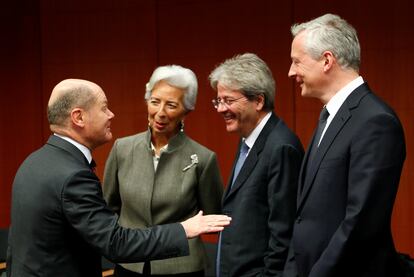 El ministro alemás de Finanzas Olaf Scholz, junto a Christine Lagarde, Paolo Gentiloni y Bruno Le Maire.