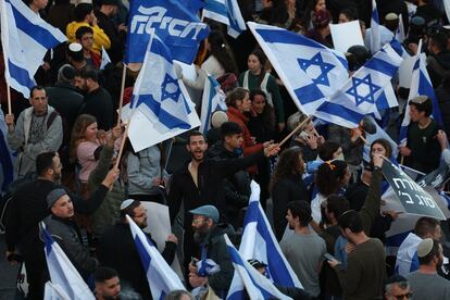 Manifestantes ondeando banderas israelís durante las protestas, este lunes en Jerusalén.