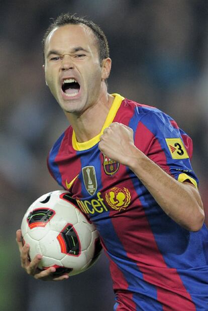 Iniesta festeja su gol.