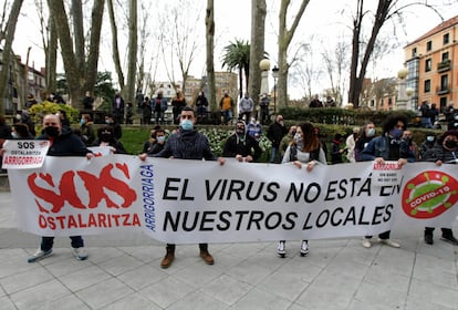 Hosteleros de Bizkaia se concentran este martes ante la sede del Tribunal Superior de Justicia del País Vasco, en Bilbao.